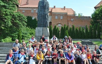 Dzieci przez pomnikiem Kopernika we Fromborku.