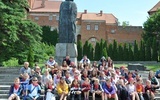 Dzieci przez pomnikiem Kopernika we Fromborku.