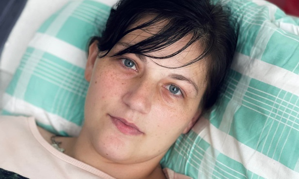 Ukraina: 30-letnia matka osłoniła 8-letniego syna w trakcie rosyjskiego ataku. Jest sparaliżowana