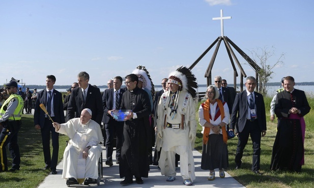 Papież z przedstawicielami ludów tubylczych nad Jeziorem św. Anny