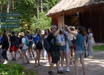 Młodzi z Ukrainy zwiedzali Muzeum Wsi Radomskiej.