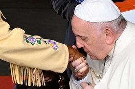 Papież ucałował dłoń żony jednego z indiańskich wodzów, co odebrano jako symboliczny gest.