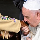 Papież ucałował dłoń żony jednego z indiańskich wodzów, co odebrano jako symboliczny gest.