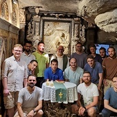 Młodzi jezuici w grocie w Manresie, gdzie powstały „Ćwiczenia Duchowne” św. Ignacego.