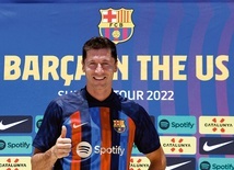 Robert Lewandowski prezentuje się w koszulce FC Barcelona.