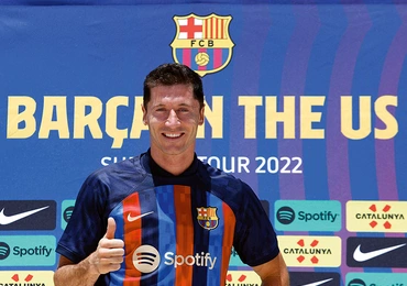 Robert Lewandowski prezentuje się w koszulce FC Barcelona.