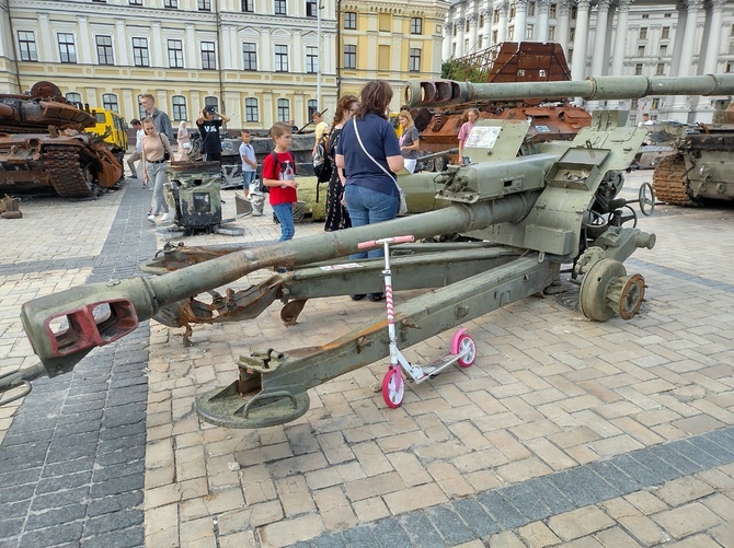 Obrazki wojenne z Ukrainy - podróż ks. Bartłomieja Kota