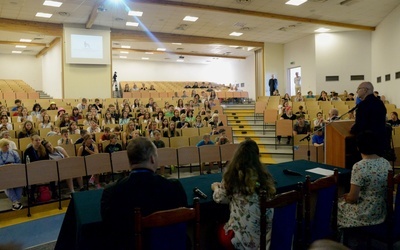 Spotkanie na auli głównej UTH w Radomiu. Gości z Ukrainy wita prof. Sławomir Bukowski, rektor uczelni.