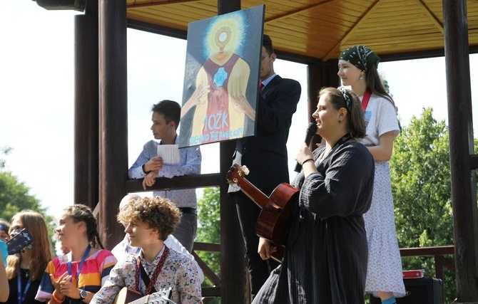 Wakacyjny Dzień Wspólnoty Oazy w Rajczy - II turnus 2022, cz. 1 - spotkanie w parku