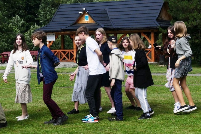 Wakacyjny Dzień Wspólnoty Oazy w Rajczy - II turnus 2022, cz. 1 - spotkanie w parku