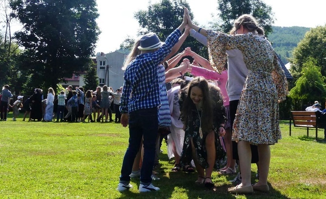 Wakacyjny Dzień Wspólnoty Oazy w Rajczy - II turnus 2022, cz. 1 - spotkanie w parku