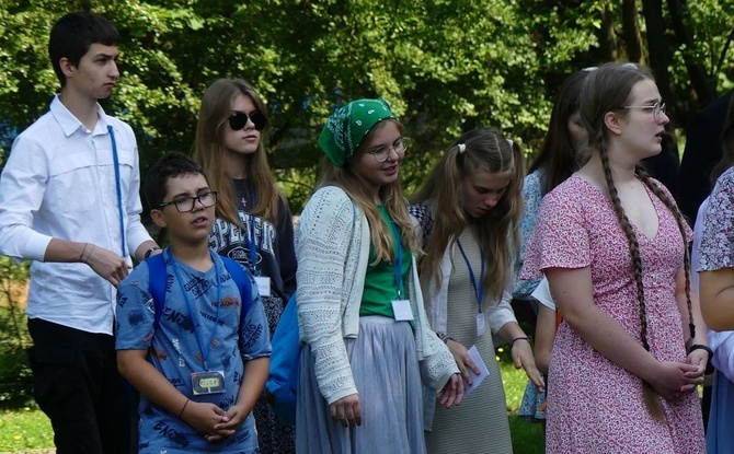 Wakacyjny Dzień Wspólnoty Oazy w Rajczy - II turnus 2022, cz. 1 - spotkanie w parku