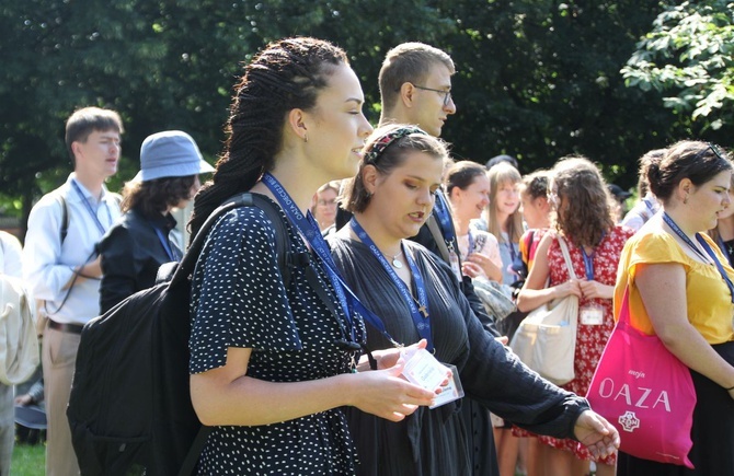 Wakacyjny Dzień Wspólnoty Oazy w Rajczy - II turnus 2022, cz. 1 - spotkanie w parku