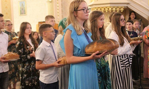 Oazowicze podczas procesji z darami na Mszy św. w rajczańskim sanktuarium.