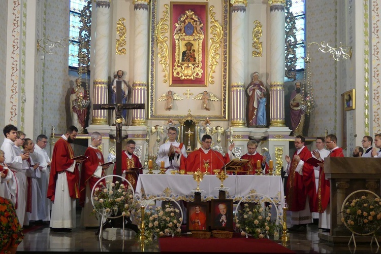 Księża-moderatorzy wakacyjnych oaz sprawowali Mszę św. w rajczańskim sanktuarium Matki Bożej Kazimierzowskiej.