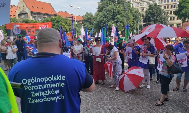 Katowice. Protest OPZZ i ZNP przed Śląskim Urzędem Wojewódzkim [ZDJĘCIA]