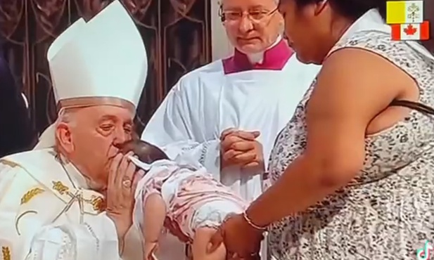 Wzruszające nagranie z Kanady: Papież błogosławi niepełnosprawne niemowlę
