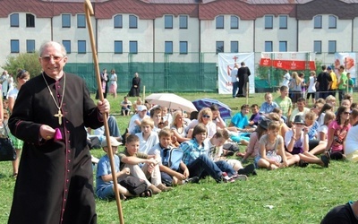 Biskup Siczek w 2011 roku podczas powakacyjnego dnia wspólnoty Ruchu Światło-Życie i Liturgicznej Służby Ołtarza.