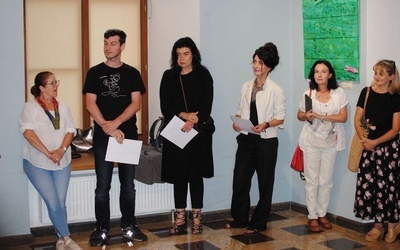Uczestnicy sympozjum podczas wernisażu.