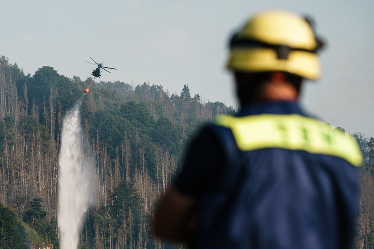 Polscy policjanci i strażacy wrócili do domu z akcji gaszenia pożaru w Czechach