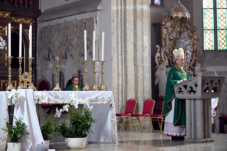 Strzegom. W bazylice powitali relikwie św. Szarbela