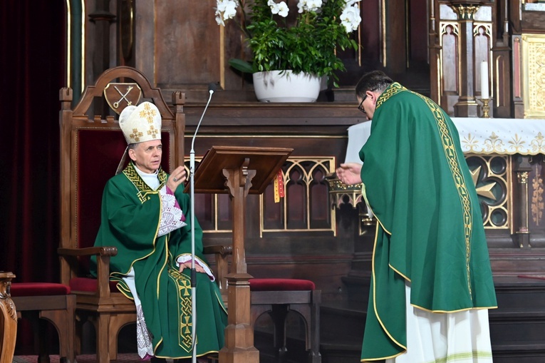 Strzegom. W bazylice powitali relikwie św. Szarbela