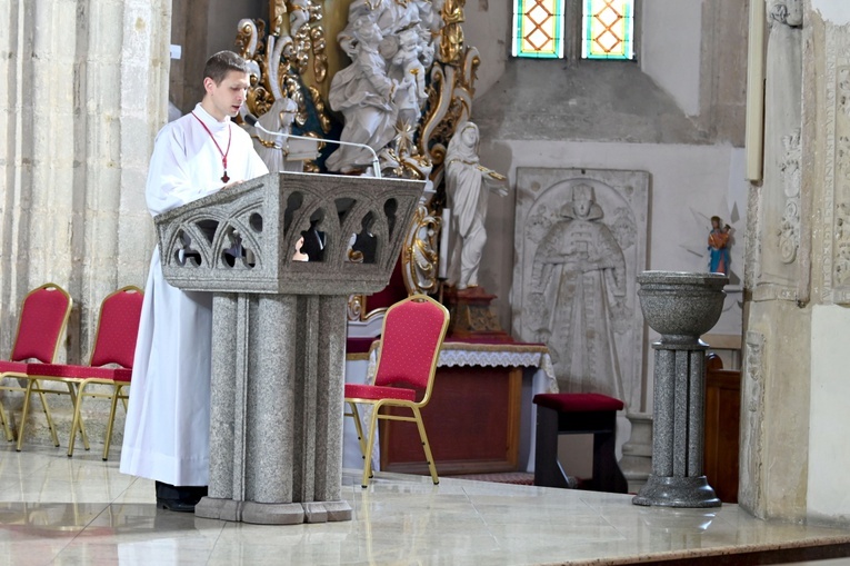 Strzegom. W bazylice powitali relikwie św. Szarbela