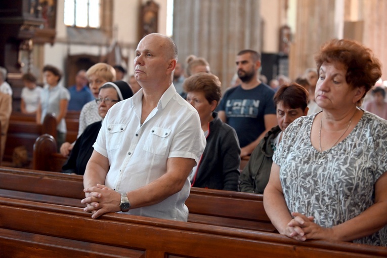 Strzegom. W bazylice powitali relikwie św. Szarbela