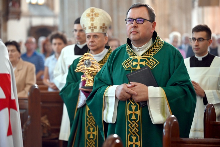 Strzegom. W bazylice powitali relikwie św. Szarbela