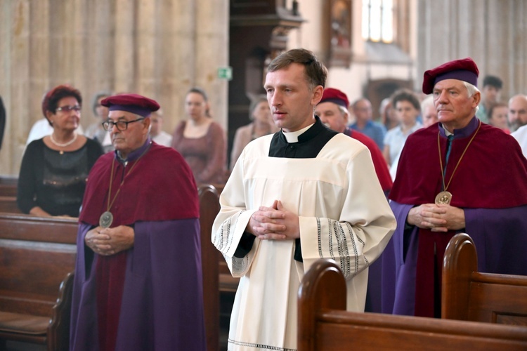 Strzegom. W bazylice powitali relikwie św. Szarbela