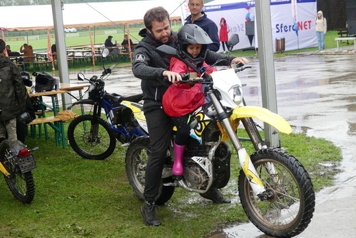 Deszczowa 12. Biesiada Rodzinna z Fundacją Krzyż Dziecka w Pisarzowicach
