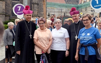 Pamiątkowe zdjęcie biskupów ze służbami medycznymi.