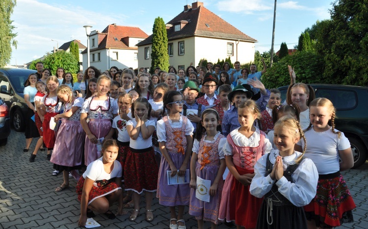 Rozśpiewani i muzykalni, zarażali ze sceny dobrą energią