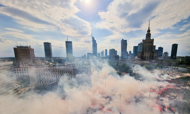 Warszawa: Przed pomnikiem Gloria Victis w godzinę "W" oddano hołd powstańcom