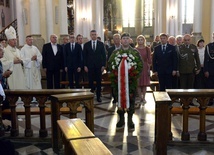 Wieniec od ministra obrony narodowej Mariusza Błaszczaka został złożony przed tablicą dedykowaną pierwszemu ordynariuszowi radomskiemu i powstańcowi warszawskiemu.