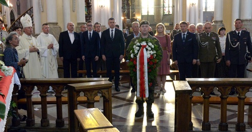 Wieniec od ministra obrony narodowej Mariusza Błaszczaka został złożony przed tablicą dedykowaną pierwszemu ordynariuszowi radomskiemu i powstańcowi warszawskiemu.