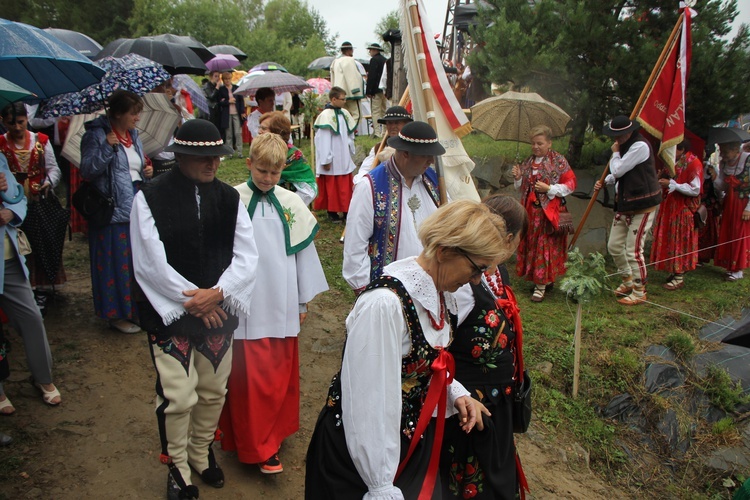 Ochotnica Górna. Poświęcenie odnowionego krzyża