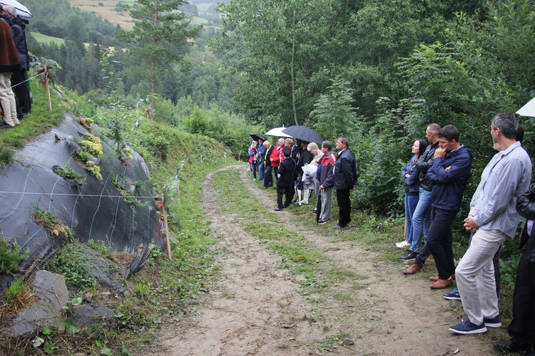 Ochotnica Górna. Poświęcenie odnowionego krzyża