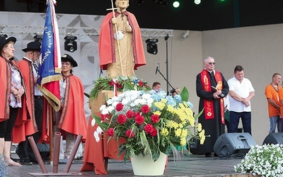 Figura patrona na inauguracji święta.