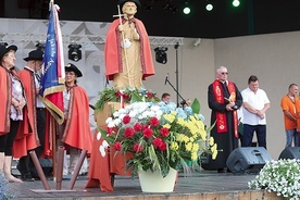 Figura patrona na inauguracji święta.