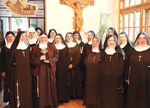 Obecnie w klasztorze w Szczytnie przebywa 14 sióstr profesek wieczystych i jedna nowicjuszka tuż przed pierwszymi ślubami.