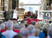 ▲	Na czele zgromadzenia liturgicznego stanął bp Adam Bałabuch w asyście bp. Ignacego Deca i ks. Krzysztofa Iwaniszyna. 