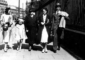 Bohater z rodziną. Od lewej Janina, Terenia, za nią Tolek, matka Matylda Żelazna z Mazurkiewiczów, Kazimiera. Zdjęcie wykonane w Warszawie przed agresją niemiecką.