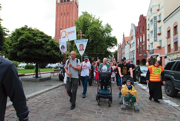 Pątnicy wychodzą w kierunku Jasnej Góry.