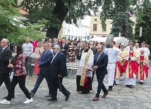 ▲	Relikwiarz wprowadzili członkowie stowarzyszenia „Civitas Christiana”.