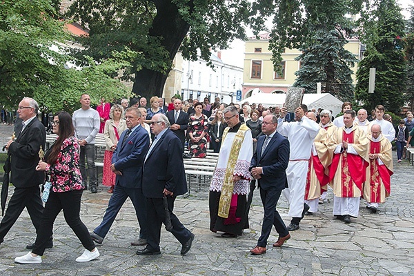 ▲	Relikwiarz wprowadzili członkowie stowarzyszenia „Civitas Christiana”.