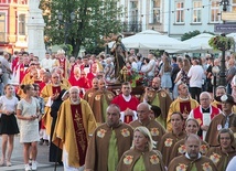 ▲	Procesja na zakończenie odpustu w Brzesku z udziałem bp. Andrzeja Jeża.