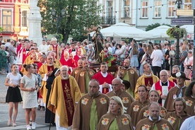 ▲	Procesja na zakończenie odpustu w Brzesku z udziałem bp. Andrzeja Jeża.