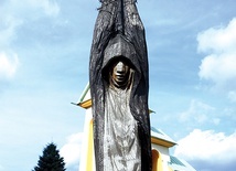 Rzeźba świętej przed kościołem w Steblowie, wykonana przez Natalię Leykinę,  artystkę z Ukrainy.