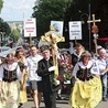 Tradycją jest uroczyste wspólne wejście na wały jasnogórskie, gdzie pątników oczekuje biskup katowicki. Na zdjęciu ubiegłoroczny przemarsz.